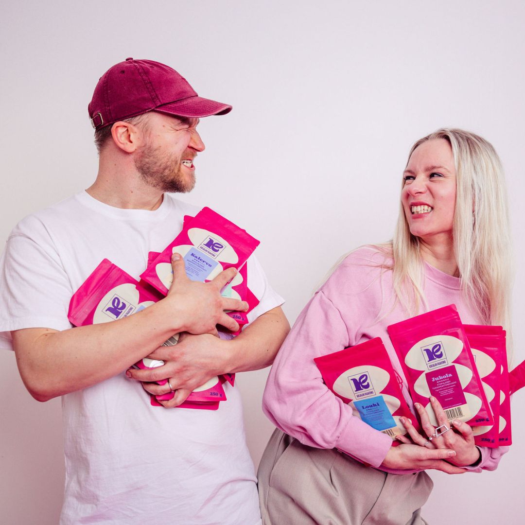 kahvipakettien kanssa hassuttelua