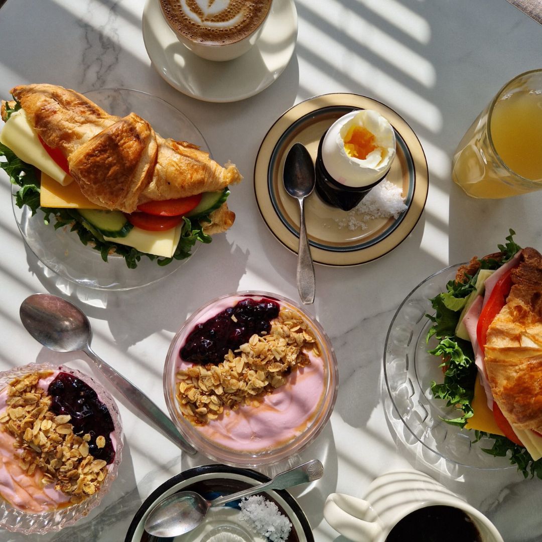 Kirjalan kahvilassa herkullinen brunssi täytetyillä croisanteilla, jogurttiannoksella ja tietysti herkullisella kahvilla.