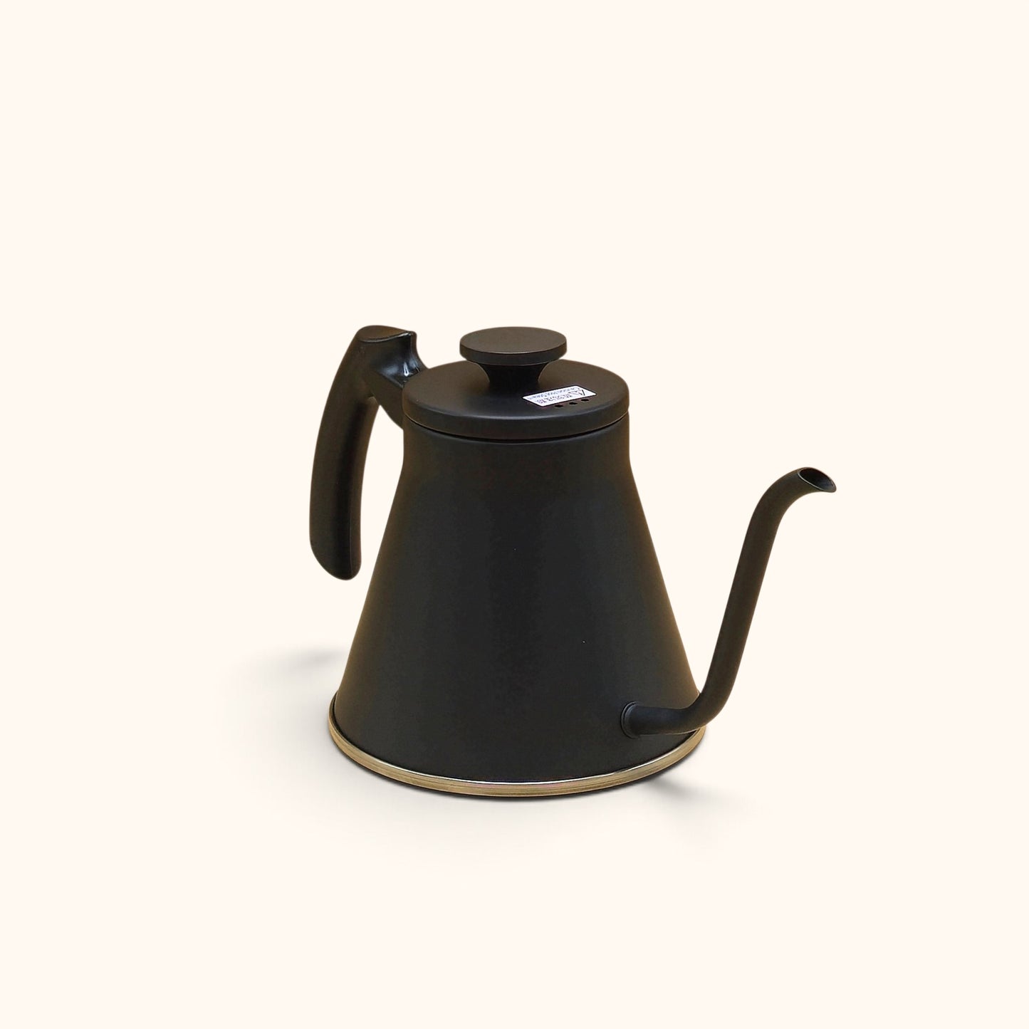 Kirjalan Paahtimo Hario Fit V60 -vedenkeitin mattamustana, jossa on ergonominen kahva ja tarkka joutsenkaulanokka.