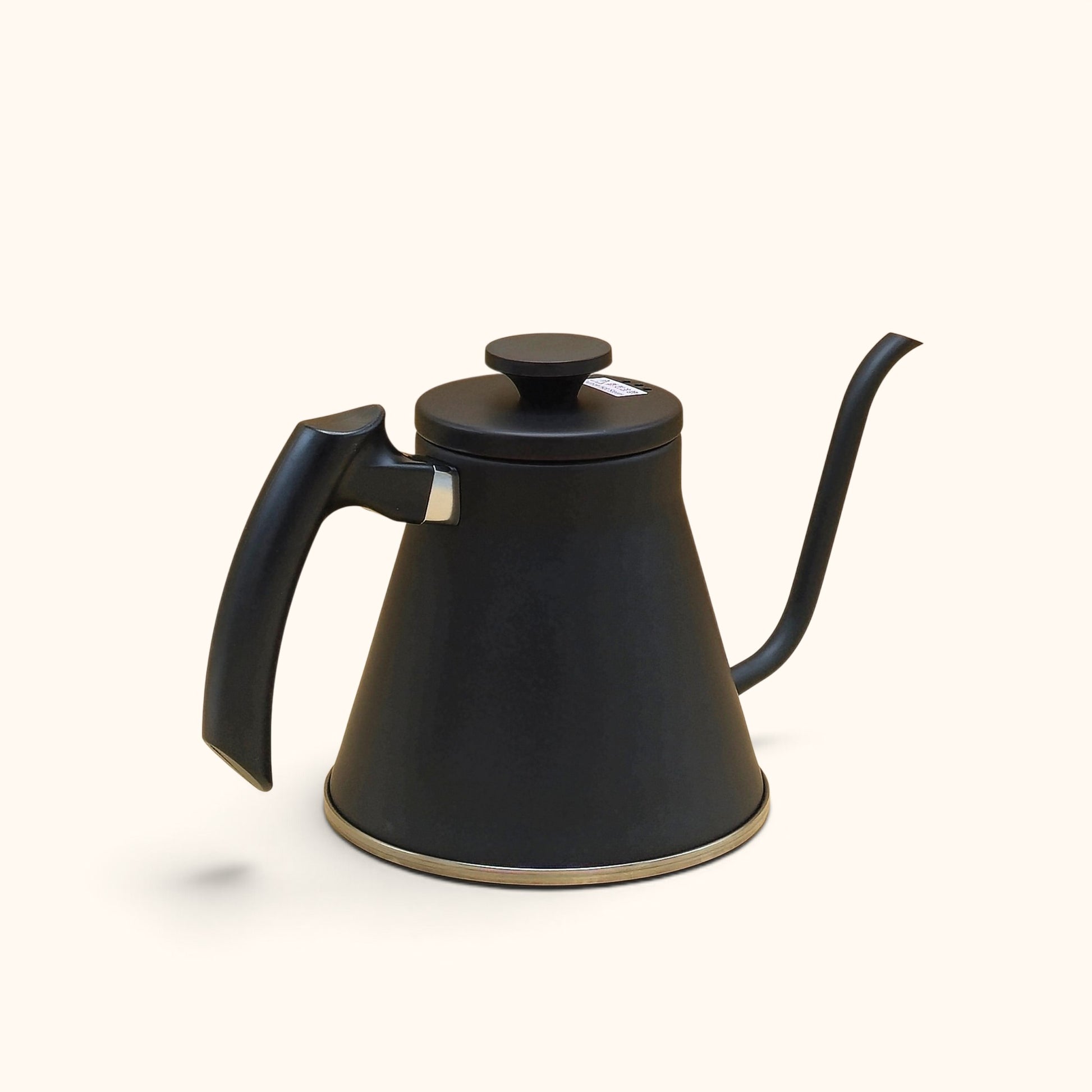 Kirjalan Paahtimo Hario Fit V60 -vedenkeitin mattamustana, jossa on ergonominen kahva ja tarkka joutsenkaulanokka.