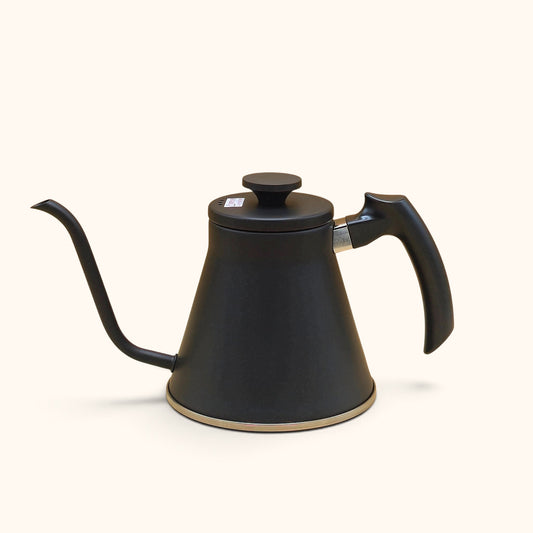 Kirjalan Paahtimo Hario Fit V60 -vedenkeitin mattamustana, 1,2 litran ruostumaton teräskannu joutsenkaulanokalla.