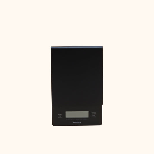 Kirjalan Paahtimo Hario V60 Drip Scale -kahvivaaka mustana, jossa on digitaalinen näyttö ja sisäänrakennettu ajastin.