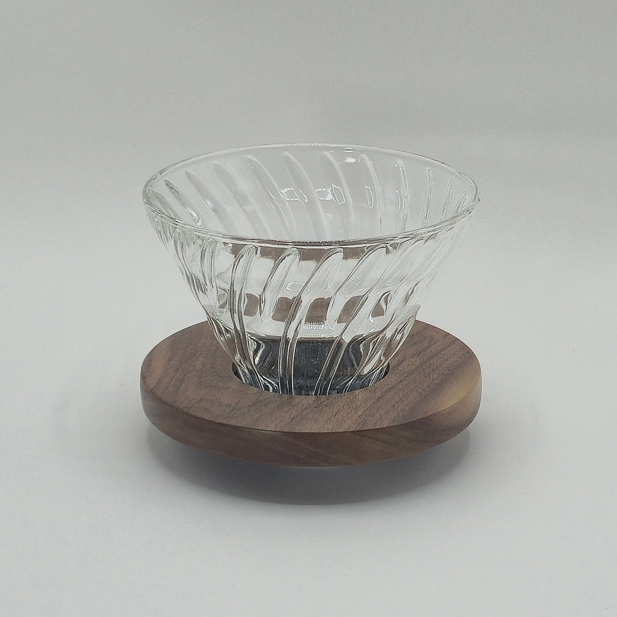 Hario V60 -lasidripperi saksanpähkinäpuulla, koko 02