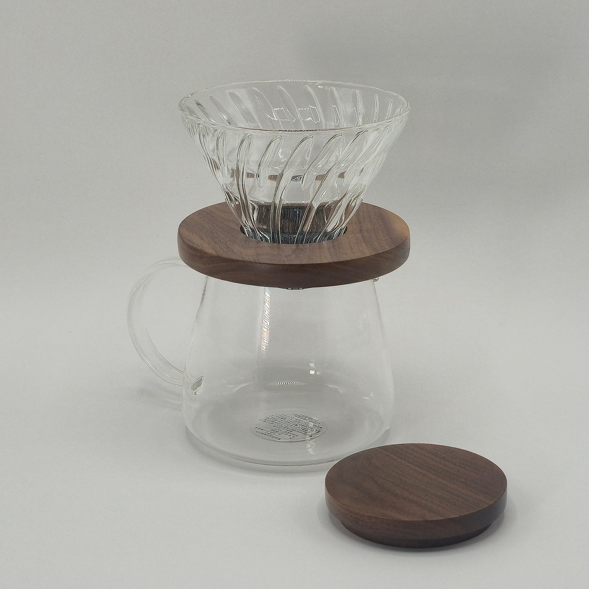 Hario V60 -lasidripperi saksanpähkinäpuulla, koko 02