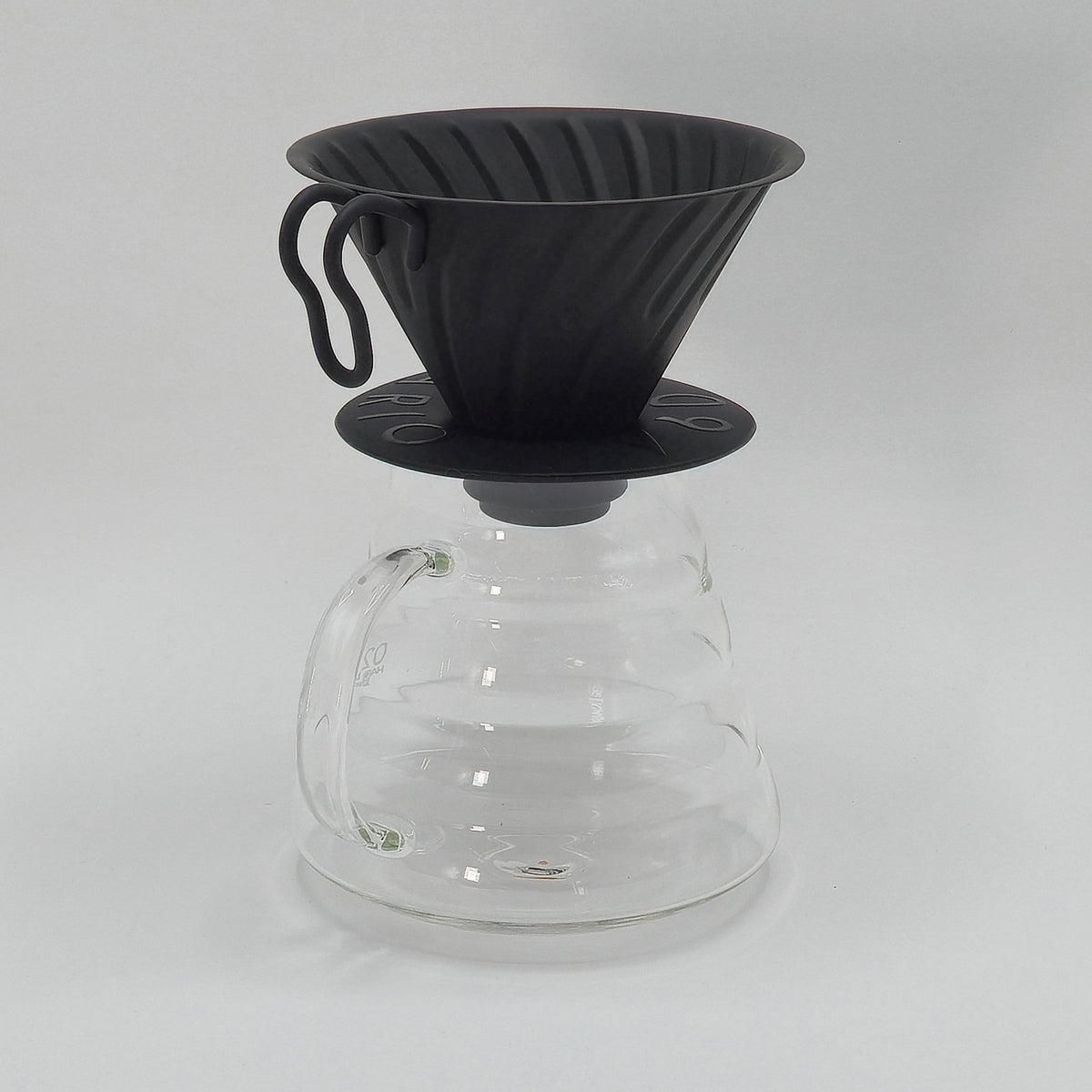 Hario V60-02 teräsdripper silikonijalustalla, musta